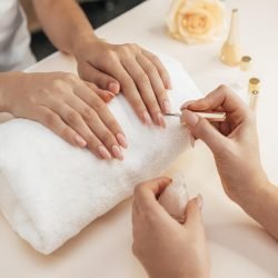 healthy-beautiful-manicure-manicurist